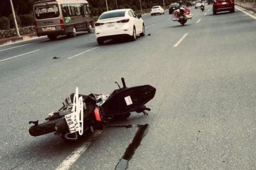 Va chạm ôtô tải và xe máy trên cầu Nhật Tân khiến 2 người bị thương