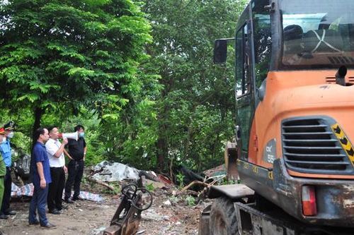 Xử lý vi phạm và tổng vệ sinh môi trường khu vực bờ vở sông Hồng