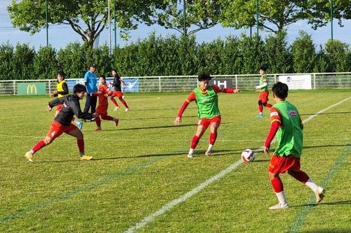 Tuyển nữ Việt Nam làm quen sân thi đấu ở chuyến tập huấn Pháp