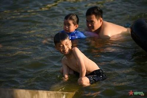 Biến ao nước ô nhiễm thành hồ dạy bơi miễn phí cho trẻ em