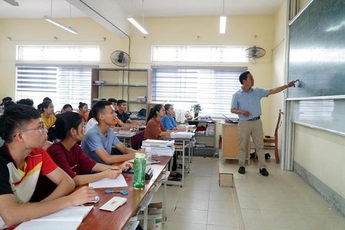 Vượt nắng nóng, thầy trò Nghệ An miệt mài ôn thi tốt nghiệp