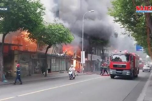 Cháy cửa hàng bán tranh ở trung tâm quận 1, khói đen bốc cao