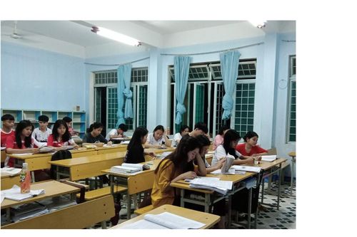 Học sinh lớp 12 trường dân tộc nội trú ôn tập vào buổi tối để hỗ trợ, sẻ chia kiến thức