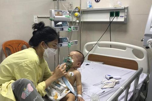 Bé trai 8 tháng tuổi ngừng thở sau khi ngã vào xô nước