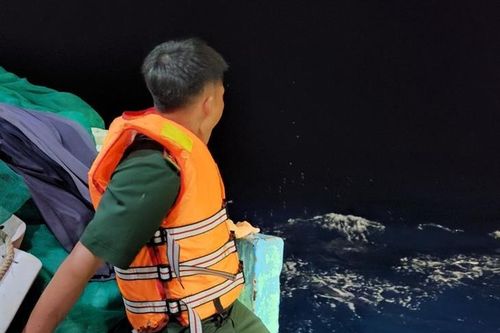 Quảng Ngãi: 2 ngư dân hành nghề lặn đêm mất tích trên biển