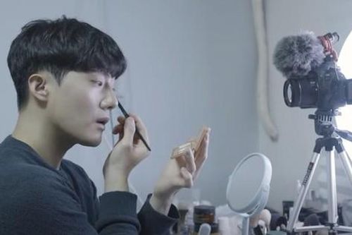 Các chàng trai Hàn Quốc ngại để mặt mộc ra đường, mua mỹ phẩm ngày càng nhiều