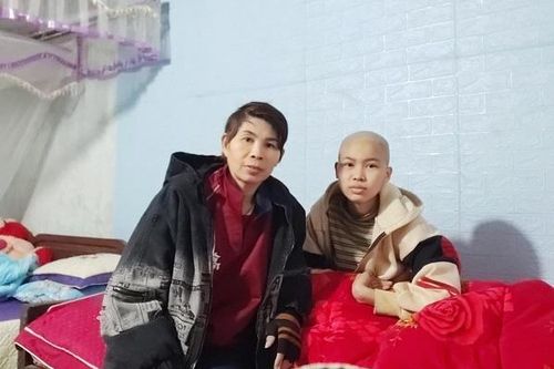 Trao hơn 35 triệu đồng đến người mẹ đơn thân nuôi con ung thư