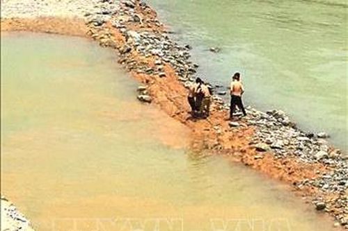 Tiềm ẩn tai nạn đuối nước từ sự mất an toàn tại Dự án kè bờ sông Miện, Hà Giang