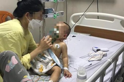 Cắm đầu và mặt vào xô nước tắm, bé 8 tháng tuổi suýt tử vong