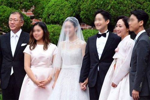 'Con rể Hyundai' từng du học trường top ở Mỹ, gây ấn tượng vì hành động lịch thiệp với vợ trong lễ cưới
