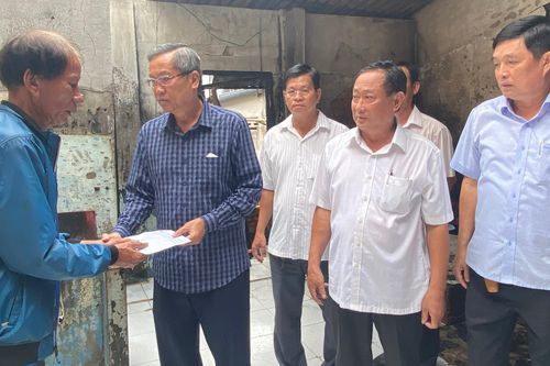 Phó Bí thư Thường trực Tỉnh ủy An Giang Lê Văn Nưng thăm gia đình bị hỏa hoạn ở phường Mỹ Thạnh