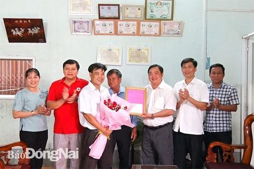 Trao thư khen của đồng chí Bí thư Tỉnh ủy cho cá nhân nhiều lần hiến máu tình nguyện