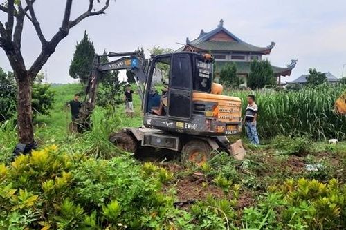 Tự nguyện tháo dỡ công trình vi phạm, trả lại đất làm đường giao thông
