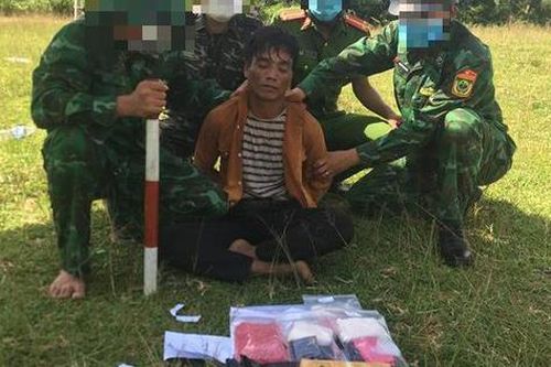 Vận chuyển hàng nghìn viên ma túy qua biên giới để lấy 2 triệu tiền công