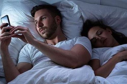 Đi du lịch cùng chồng, chưa kịp vui mừng vì như được nghỉ tuần trăng mật lại hứng chịu sốc từ chồng