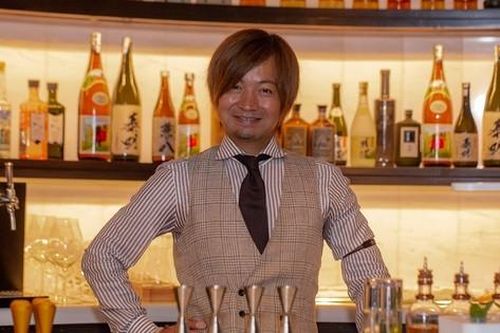 18 tuổi lên thành phố xin việc, 39 tuổi 'bartender vĩ đại nhất Nhật Bản' đoạt nhiều giải thưởng danh giá châu Á, vẫn tự tay chăm sóc vườn thảo dược không ngại nắng mưa
