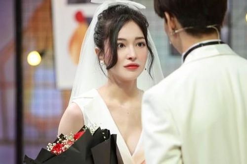 Hot girl được ví như 'Địch Lệ Nhiệt Ba phiên bản Việt' từ chối lời tỏ tình của nam doanh nhân