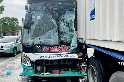 Xe khách đâm container, nhiều hành khách hoảng loạn