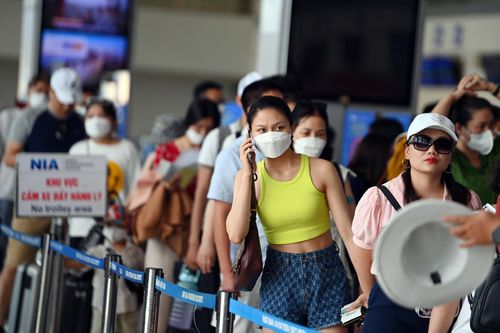 Sân bay Nội Bài chật kín khách du lịch