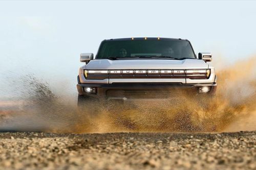 Khách đặt hàng bán tải điện Hummer sẽ phải đợi 17 năm để nhận xe