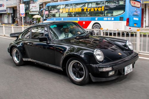 Ông Đặng Lê Nguyên Vũ lái chiếc Porsche 930 Carrera độc nhất Việt Nam