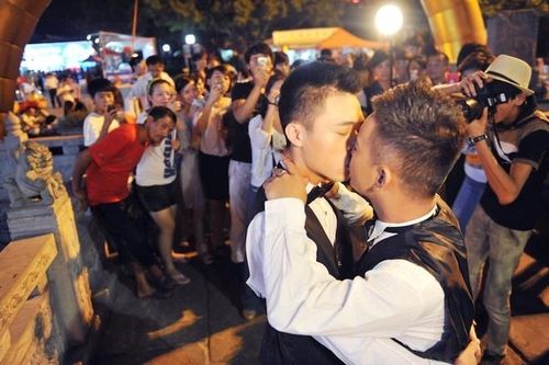 Phẫu thuật chuyển giới để được kết hôn ở Nhật Bản