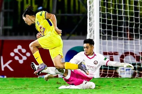 Văn Toàn khiến đối thủ mất người