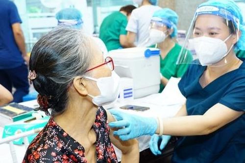 Thủ tướng chỉ đạo đẩy nhanh tiêm vaccine phòng COVID-19 mũi 3, mũi 4
