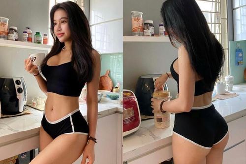 Diện đồ kiệm vải vào bếp, 'hot girl phòng gym' khoe khéo body