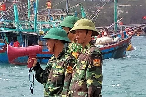 Cứu vớt an toàn các ngư dân trên tàu cá bị chìm khi di chuyển tránh bão