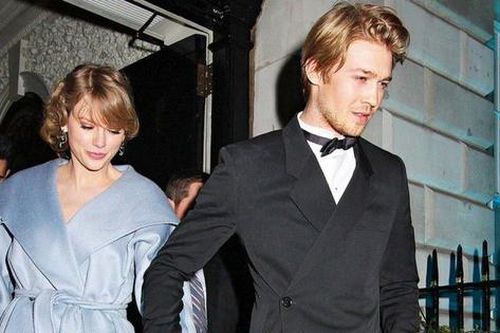 Taylor Swift bí mật đính hôn với bạn trai sau 5 năm hẹn hò