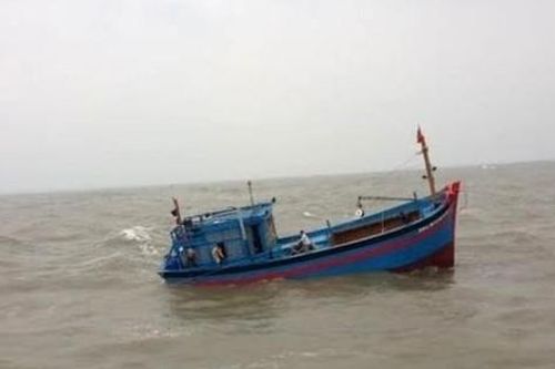 Hai tàu cá bị chìm khi đi tránh bão, 8 ngư dân được ứng cứu kịp thời