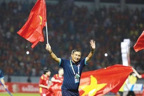 Vì sao 'bố Chung' gắn bó lâu dài với đội tuyển nữ?
