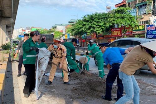 Đất, bùn thải lại đổ thành đống trên đường Nguyễn Trãi