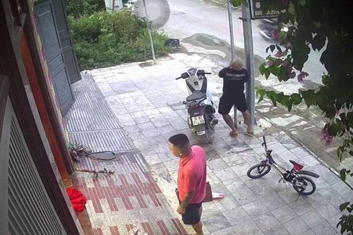 Nam thanh niên tử vong bất thường sau khi chạm tay vào cột sắt