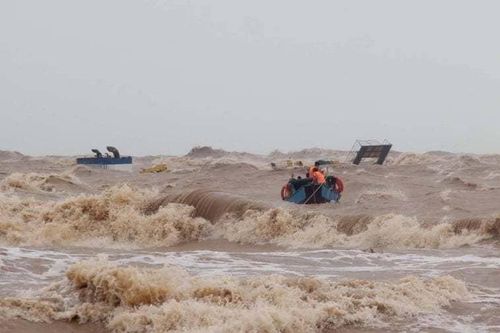2 tàu cá Quảng Trị bị chìm trên biển, 8 thuyền viên gặp nạn