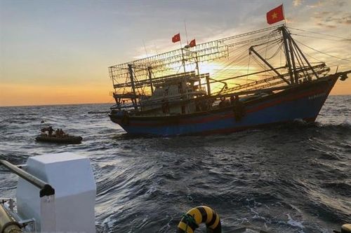 Quảng Trị: Ứng cứu hai tàu cá bị chìm khi di chuyển tránh bão số 1