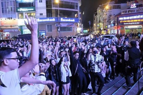 Du khách đắm chìm trong âm nhạc 'độc, lạ' ở Khu phố đi bộ Đà Lạt