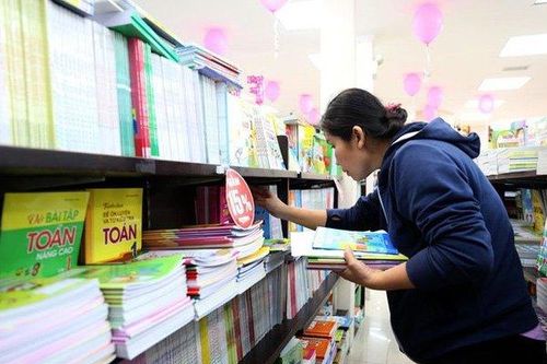 Tp.HCM: Trường học bán 'combo sách' giá cao, Sở GD&ĐT chỉ đạo khẩn