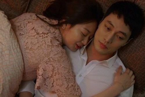 Cưới 1 tháng vợ chưa cho 'tân hôn', cố tình đẩy cửa nhà tắm tôi nghẹn lòng nhìn cảnh tượng