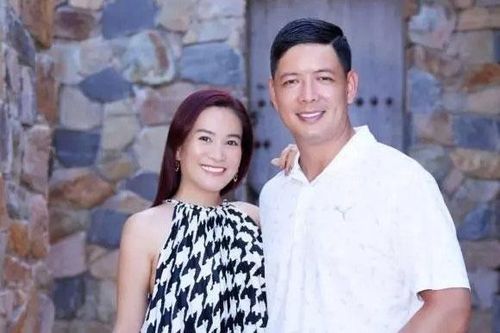 Bà xã Bình Minh được khen ngày càng trẻ trung, xuân sắc khi sánh đôi bên chồng
