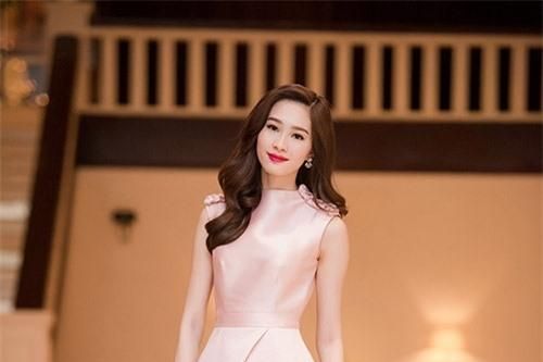 Bạn gái có gu hãy chọn mẫu váy này để diện trong mùa hè, gầy - cao - xinh chẳng kém gì Hoa hậu Đặng Thu Thảo