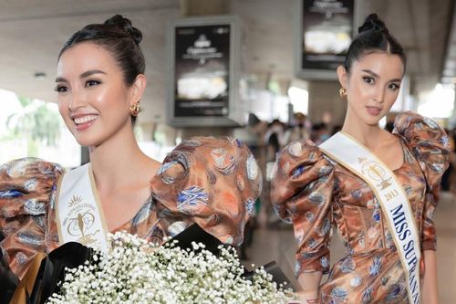 Fan vây kín Hoa hậu Siêu quốc gia 2013 tại sân bay: Ngưỡng mộ nhan sắc không đổi sau 9 năm đăng quang
