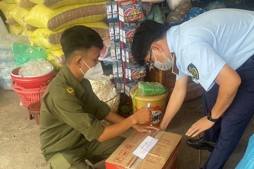 Tây Ninh xử lý cửa hàng tạp hóa bày bán hơn 1.000 bao thuốc lá nhập lậu