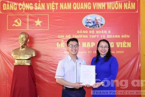 Quận 8: Lần đầu kết nạp Đảng viên mới đối với học sinh