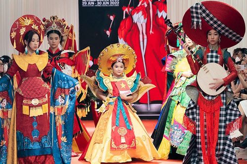 Người mẫu nhí Việt đem văn hóa nước nhà lên sàn diễn thời trang Thái Lan