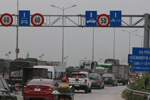 Tình trạng giao thông lộn xộn trên cầu Thanh Trì