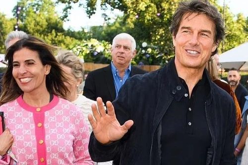 Tom Cruise xem ca nhạc cùng người phụ nữ lạ mặt