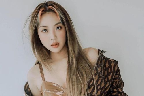 Vũ công gặp sự cố trang phục vì bị khán giả phun nước vào người