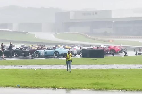 Hơn 30 siêu xe Ferrari Monza SP không mui ngâm mình dưới mưa